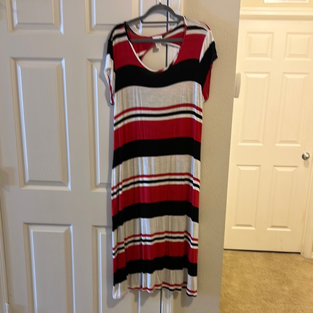 Black and Red Maxi Sundress with Scoop Neck and Long Sleeves